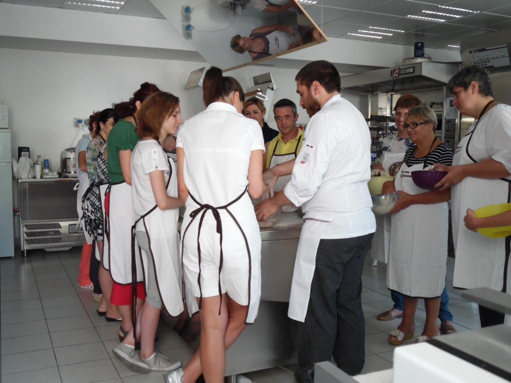 ChefScaglione's tweet photo. @GFexpo @mlDallagiovanna #zeroglu #corso #panificati #panificazione #senzaglutine Presenti! http://t.co/9MBvpDbi1h