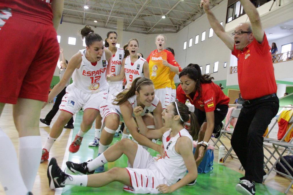UniversoMujer18's tweet photo. ¡A las 21:45h queremos veros conectando con @teledeporte para ver a la #U20F peleando ante #Rusia por la final! http://t.co/blulHaoyMp