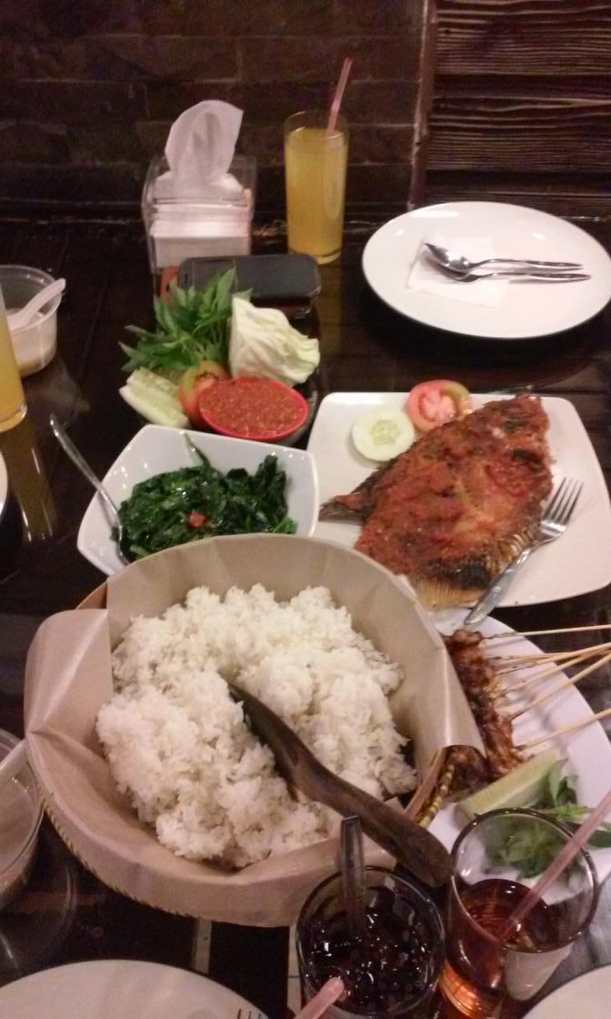 Nungguin <a href="/lylhafloat/">Lila Oktania Saputri</a> lama beneerrr <a href="/laukpauk/">favian chevalerie</a> with <a href="/UhtiaManfaati/">Rizka Uhtia Manfaati</a> @asna_bOO <a href="/Nadiarohmatul/">Nadia R. Laili</a>