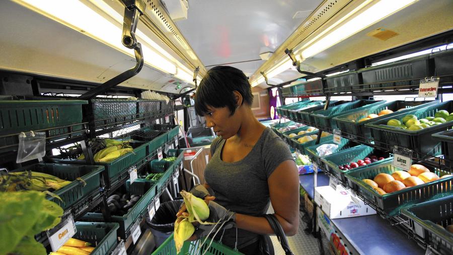 City rolls out bus once again to bring fresh fruits and vegetables to Chicago food deserts trib.in/1Rp5K3C