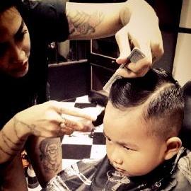 Bru kali ini aska mau di cukur,dan gara2 dia pgn kek rio dewanto maka ny mau di cukur 😄 thanks ante <a href="/OlSkool_Barbers/">Ol'skool BarberShop</a>