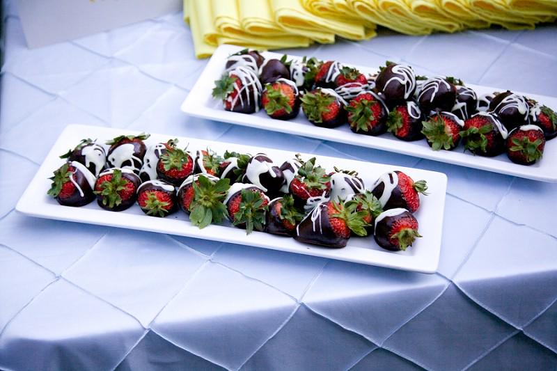 Chocolate strawberries? Yes please! <a href="/dtmccollum/">dtmccollum</a> onthegobride.com/2015/03/backya…