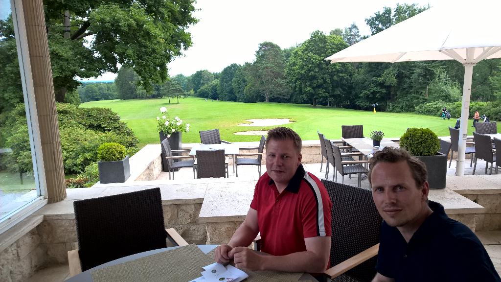 MEstrup's tweet photo. Fremragende spil af #teamiggi og 5 point sejr. Nu venter vi på mad og næste runde @hamburgerhittfeld #tysklandtour http://t.co/e5UYT3mTbq