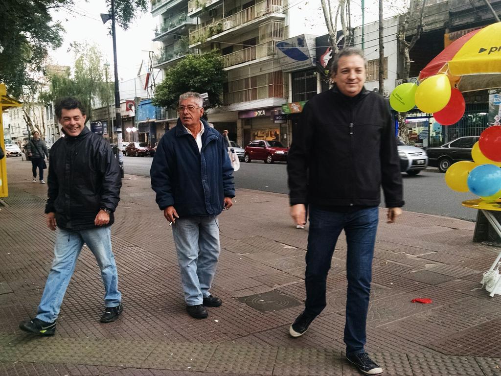 GuillermoPenia's tweet photo. Bien temprano apoyando la candidatura de @horaciorlarreta Jefe de Gobierno #SigamosConElCambio @edumacchiavelli http://t.co/dCpTDbPYgA