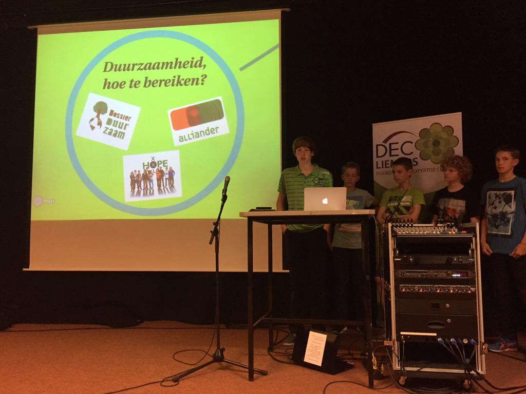 sniessing's tweet photo. Leerlingen presenteren hun plannen!
Creatieve oplossingen voor duurzaamheidsvraagstukken uit de #Liemers #DECHACK http://t.co/UOVMIxf5Fo