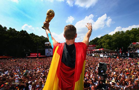 SpheraSports's tweet photo. 'El Dios del Fußball se llama Schweinsteiger' http://t.co/Hxx3WueI6d  | Por @lendakosowski 
#Fußballgott http://t.co/4grpyAXYj3
