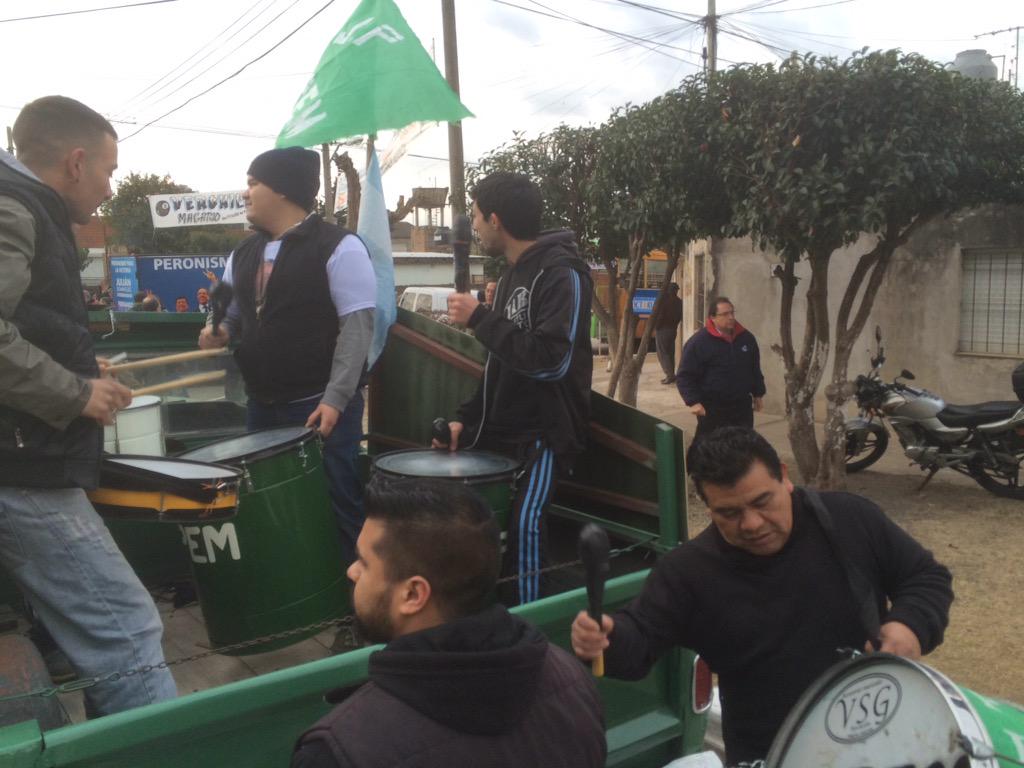 FEJovenes's tweet photo. La alegría del pueblo peronista! Se viene la #CaravanaParaLaVictoria de @DominguezJul y @FerEspinozaOK en #LaMatanza http://t.co/yTlMqMt7zL