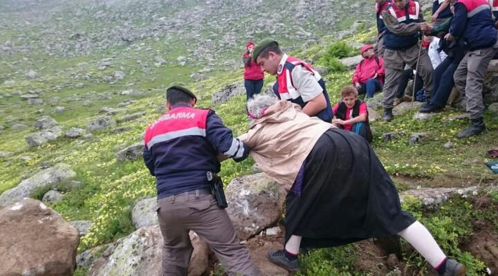 Dun samistal yaylasinda jandarmaya karsi duran ninemiz bugun jandarma tarafindan sidete maruz kaldi #YesilYolaDurDe