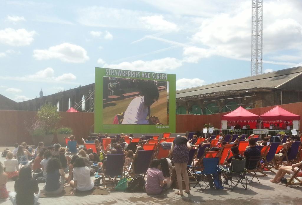 GuardianDrinks's tweet photo. What a day for a @bulmerscider, what a day for a final!! #KingsCross #Wimbeldon #TeamMuguraza #DontForgetYourSunCream http://t.co/qbTBBBkxn9