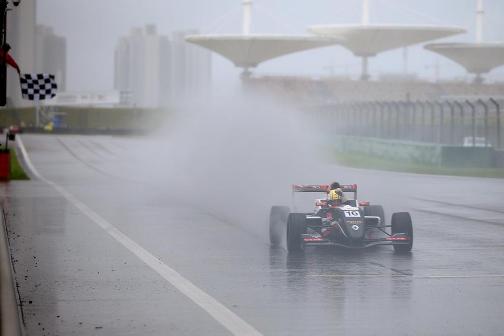 ChinaF1Journo's tweet photo. Typhoon in Shanghai International Circuit... But Our @KCMotorgroup and @danwellsracing and @Garnetpatto29 still lead http://t.co/ucILf2HdDe