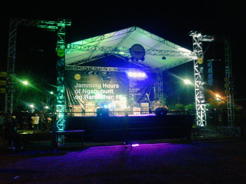audirebandid's tweet image. Hello Kulon Progo!!!!!! Are you ready sing with @audirebandid tonight???!!! #JHONOR8 Cc: @svnstudio @MusikKulonProgo