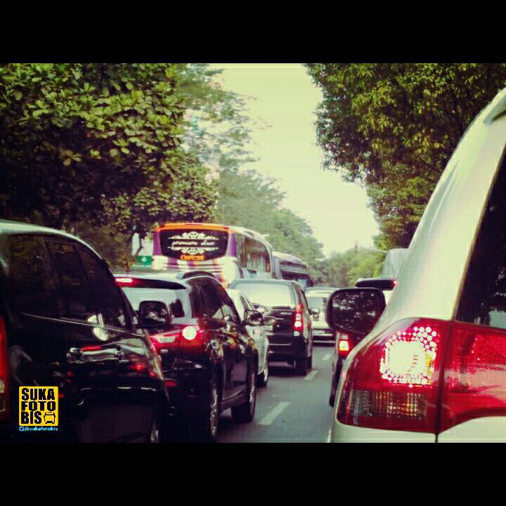 fazarwo's tweet photo. @SukaFotoBis #lebakbulus area #buscrowds http://t.co/6LUXPqOMsI