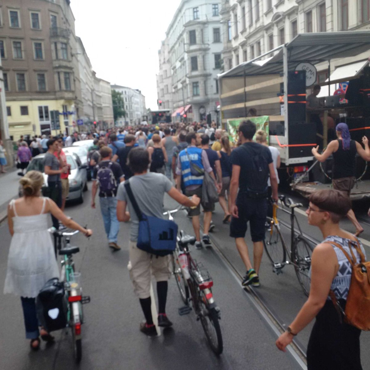Jurgen Kasek Jahnallee Gso15 Bombenwetter Bombenstimmung Bleiberechtfueralle Http T Co Xdkx7xcrsk