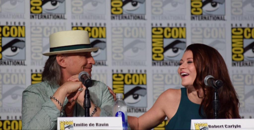 tvfilmsactors's tweet photo. Love you Bobby and Emilie! @robertcarlyle_ @emiliederavin #Rumbelle http://t.co/lbHhsPq28P