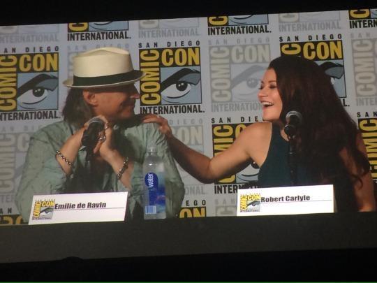 tvfilmsactors's tweet photo. Love you Bobby and Emilie! @robertcarlyle_ @emiliederavin #Rumbelle http://t.co/lbHhsPq28P