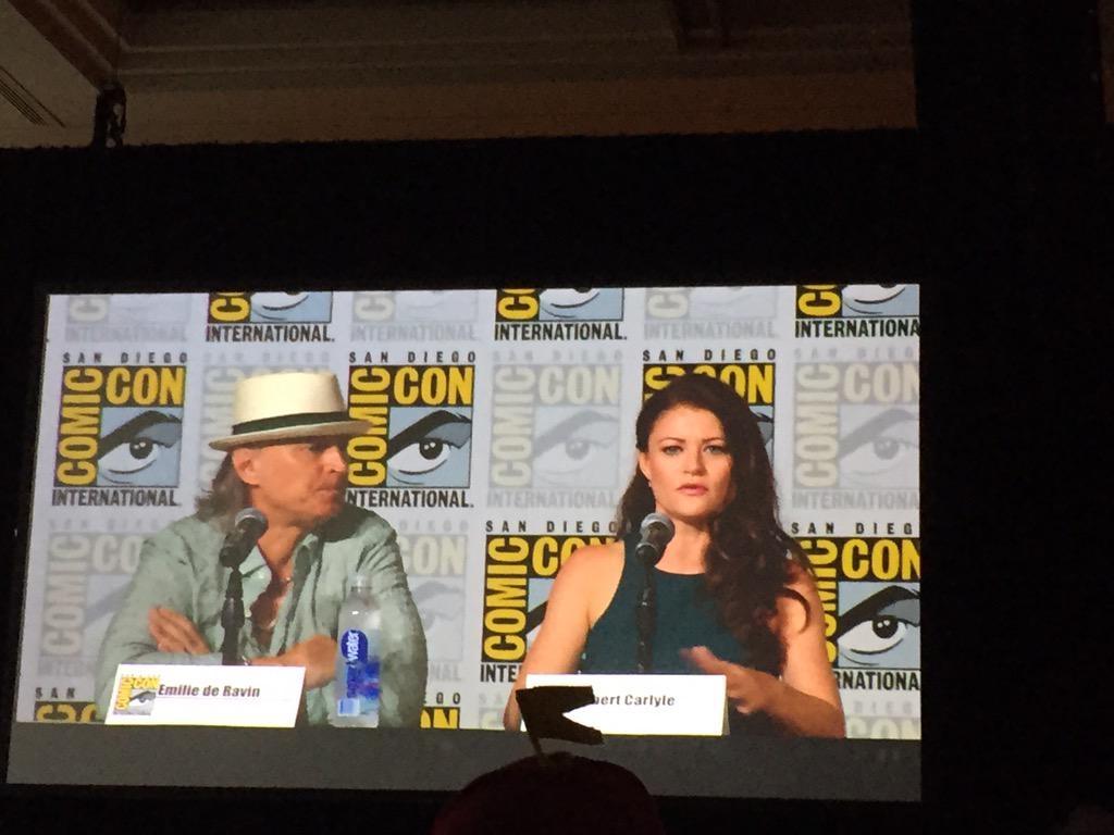 tvfilmsactors's tweet photo. Love you Bobby and Emilie! @robertcarlyle_ @emiliederavin #Rumbelle http://t.co/lbHhsPq28P