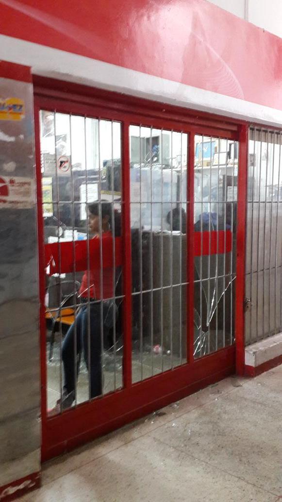 rabsamerida's tweet photo. Situación irregular en nuestro abasto, enemigos de la revolución atacan instalaciónes de ABASTO GLORIAS PATRIA MÉRIDA http://t.co/rrPHuWpqBj