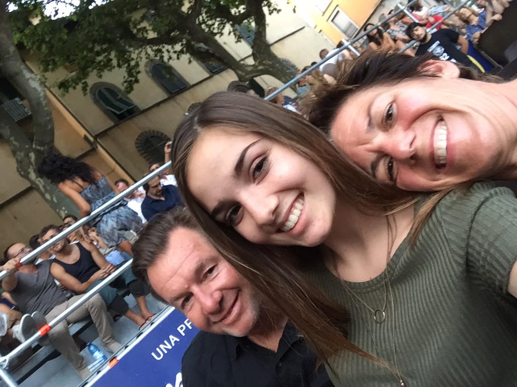 SpottedStone's tweet image. #luccasummer.  Waiting for sir Elton. Hi to our California family and friends!