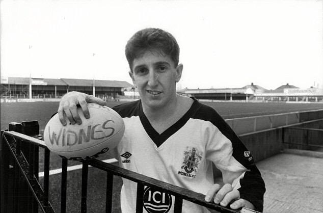 millsjim44's tweet photo. The great Johnathan Davies signs for Widnes. http://t.co/h6tZCl3WVn