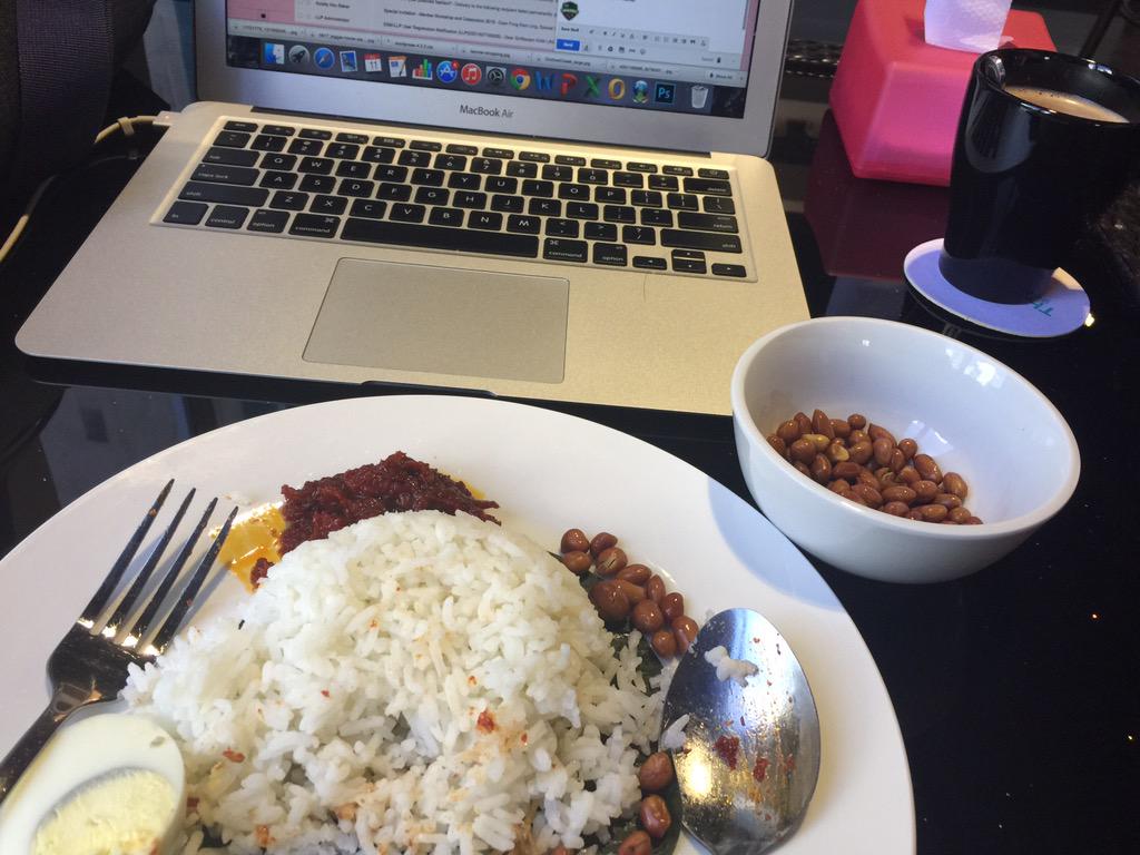 fongkamling's tweet photo. Love my daily free b'fast fr ReedsBoutiqueHotel #nasilemak #extranuts #hasslefree #startup #breakfast #hostel #nomad http://t.co/4R1gM0j3Ji