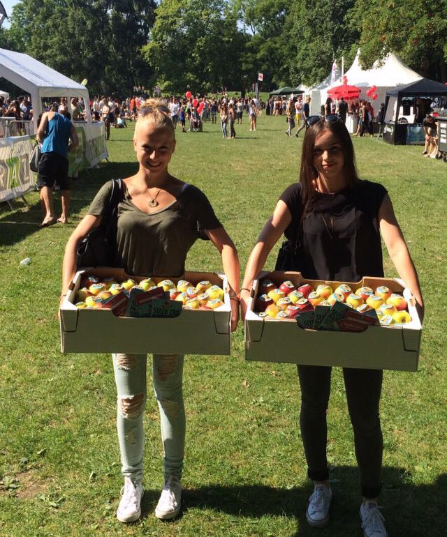 Vitamine für alle :) wir verteilen heute mit Steirerfrucht Nuke-Äpfel beim Augartenfest, Graz! #nuke15 #kommtalle