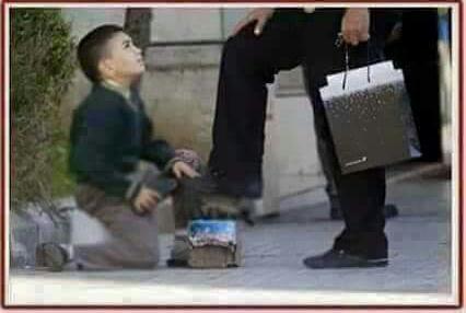 zeenab465's tweet photo. اذا امسح حذائك اني مجبور
ﻻن امي وخواتي اليوم صيام
اريد اخذ فطوري وياي للبيت
ﻻن ماكو فطور ابيت اﻻيتام http://t.co/CphmWGJaIO