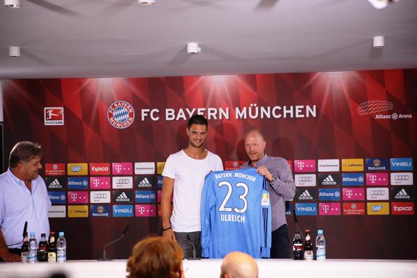 berita_bayern's tweet photo. Welcome to Bayern, Sven Ulreich - Douglas Costa - Joshua Kimmich! #Transfer #NewPlayer http://t.co/nfqzO786Ca