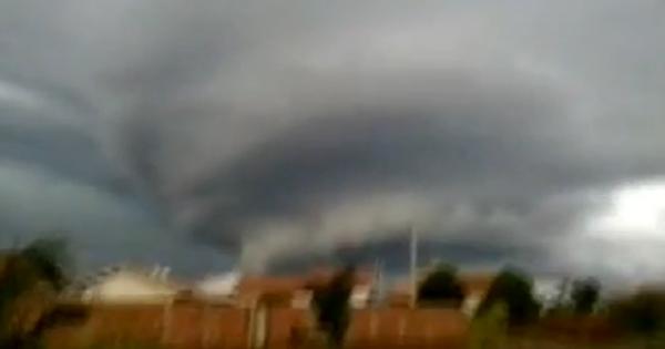 g1's tweet photo. Moradores registram formação de tempestade incrível no PR http://t.co/8CTywVWrz0 #G1 http://t.co/1ZlpoOdJXv