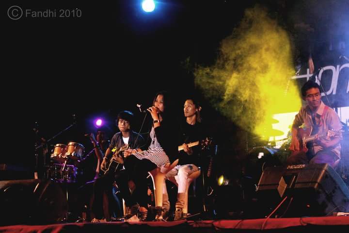 Pertama kali CF genjrengan di stage gede ya disini , opening act @DrTompi <a href="/dcinnamonsband/">D'Cinnamons Acoustic</a>  #aniFIVEsaryCF