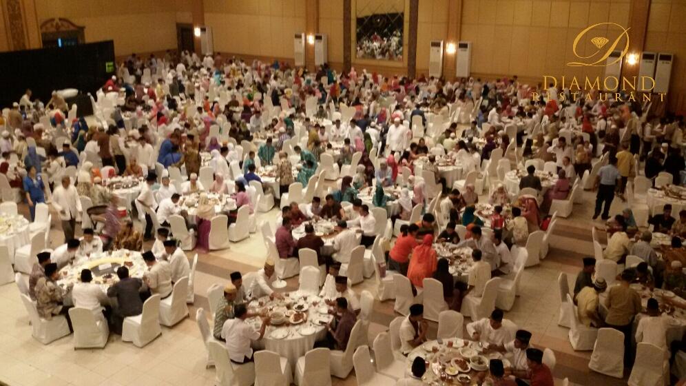 Diamond_Resto's tweet photo. Suasana buka puasa bersama dan tarawih keliling (tarling) di Diamond Solo Convention Center, Sabtu, 11 Juli 2015 http://t.co/UZ9aoAf3rQ