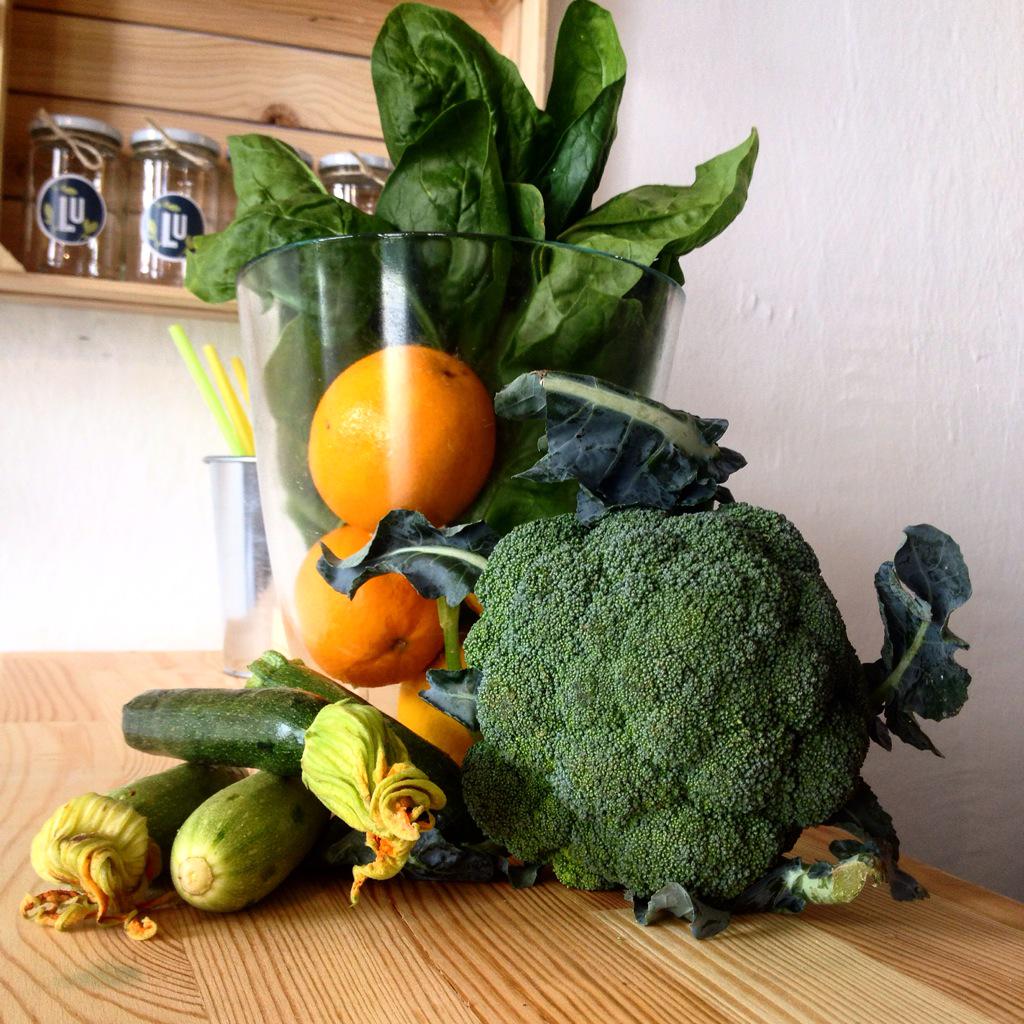 Alaçatı Pazarı'ndan taze sebze ve meyvelerle buzdolabımızı doldurduk. 🍃💚 #levelupdrinks #Smoothie