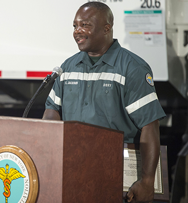 New York leatherneck honored for foiling armed robbery ow.ly/PrbTY