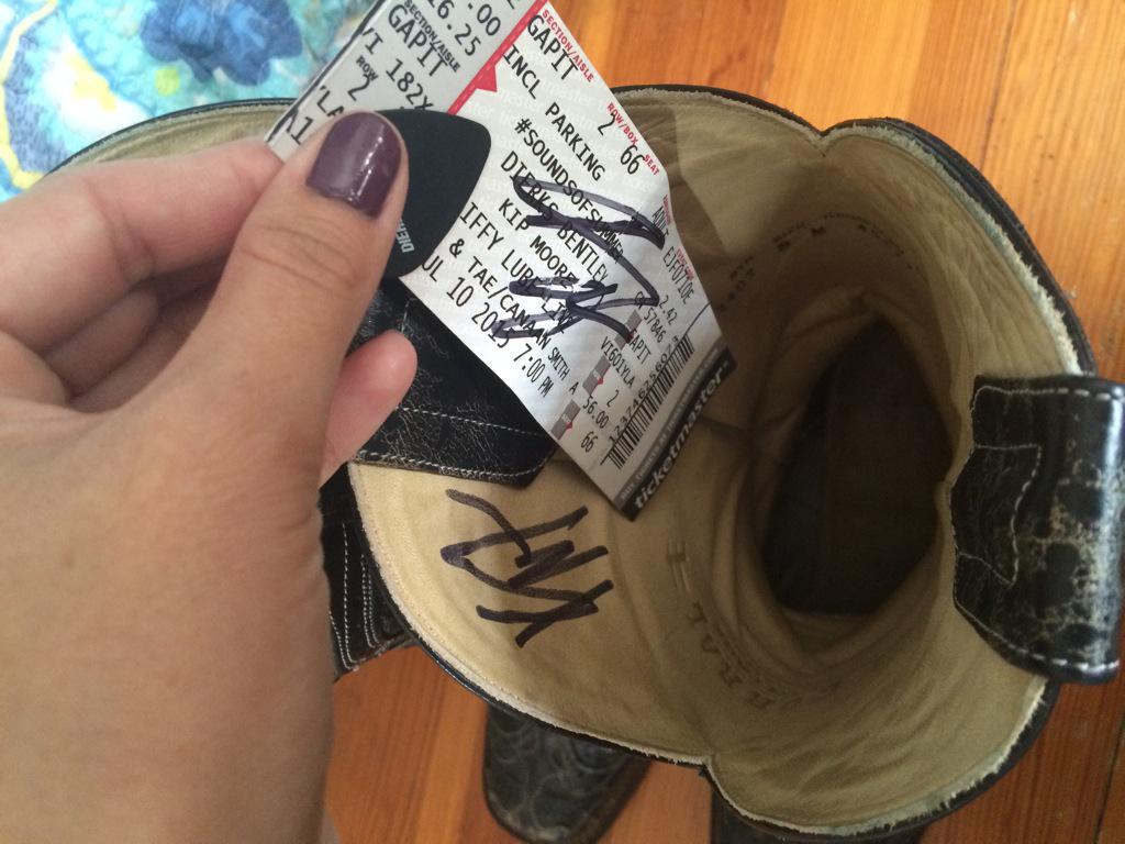 KyleyClevenger's tweet photo. By far the best concert #SoundsOfSummer Special thanks to @KipMooreMusic for signing my boot! Love! http://t.co/QI114Mz1Bu