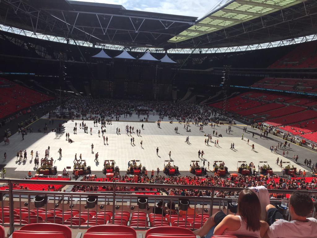 Waiting for the party to start... <a href="/edsheeran/">Ed Sheeran HQ</a> #EdatWembley 🍻☀️