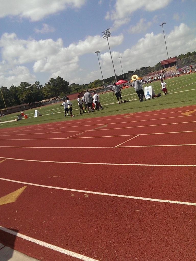 daflockhou's tweet photo. The squad @ArianFoster @HEB @ProCamps @SunnyDelight_es http://t.co/TjdhNd2T0a