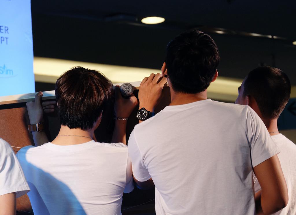 lilohholil's tweet photo. ทำไมไวท์ร่างบางแบบนี้ #นงวว #lovesicktheseries #lovesicksaeson2 #okcharity2015 http://t.co/sDKU9KpgIm