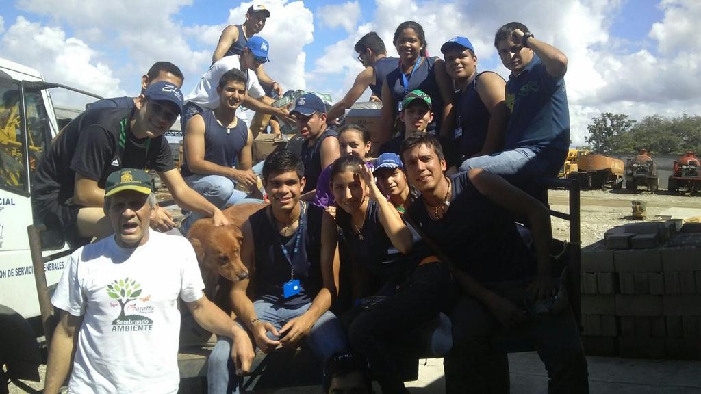 El profesor Alfredo Padilla junto a estudiantes unetenses vuelve con ayuda humanitaria a #GuasdualitoEnEmergencia