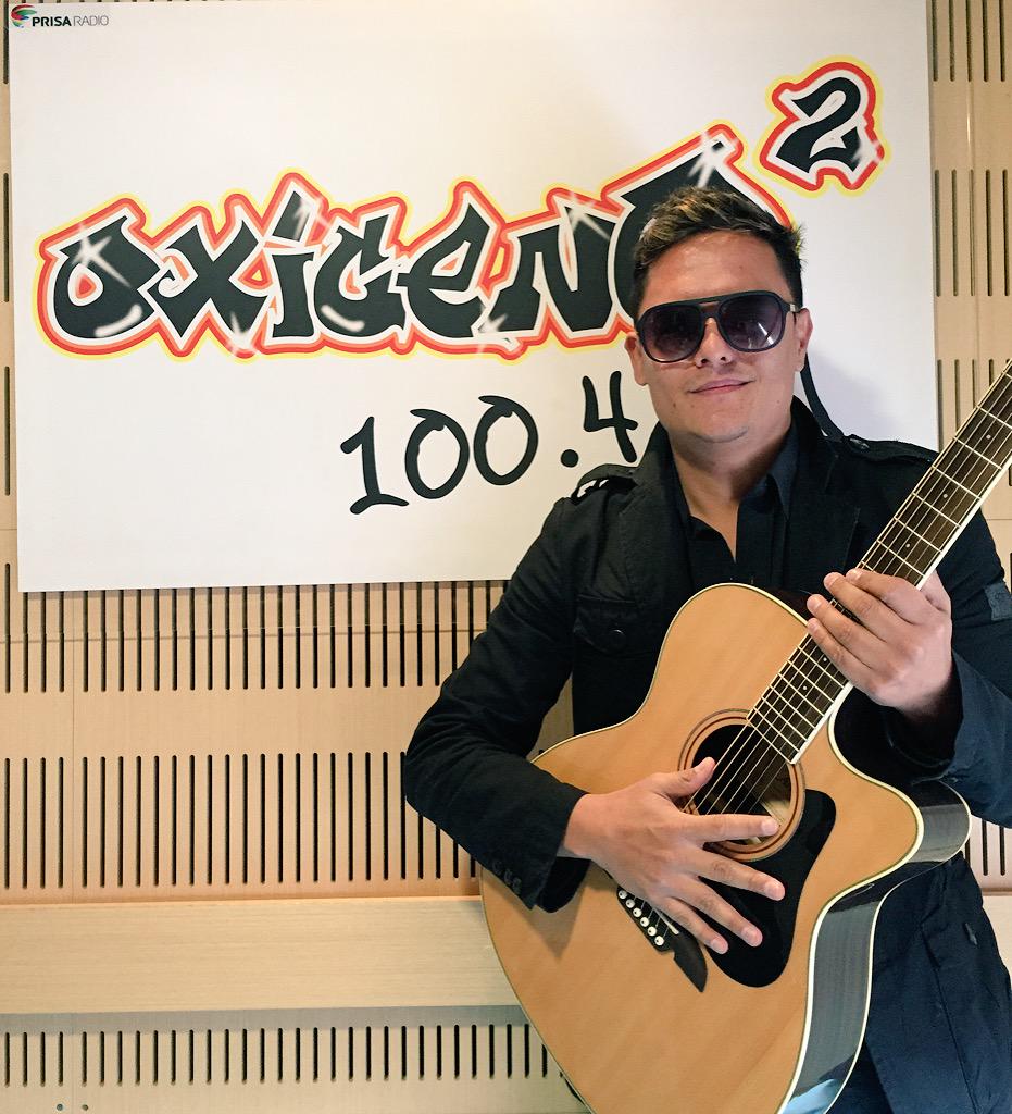 los40_co's tweet photo. Invitado @1richardespinel en el Topxigeno y su canción #VuelveYJuega http://t.co/qpMxhUmTER http://t.co/4yx0aRFO0u