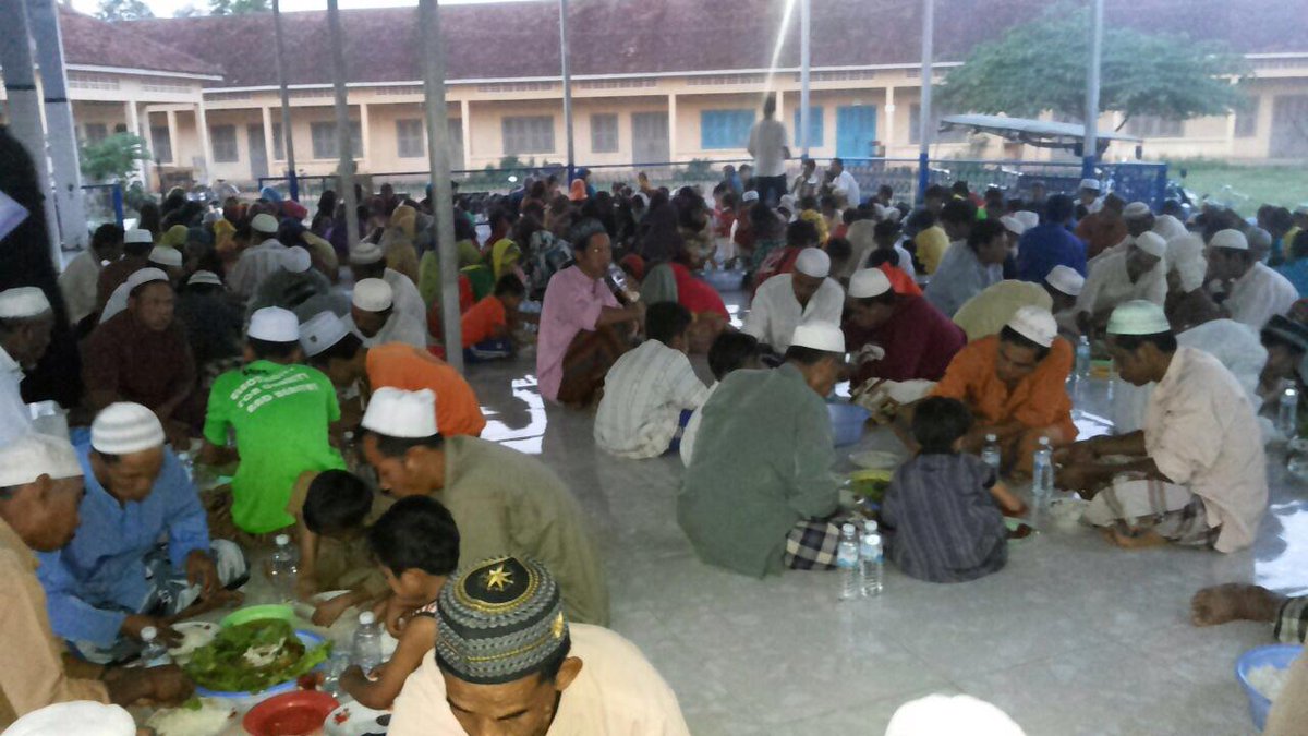 CansuyuDernegi's tweet photo. Göndermiş olduğunuz iftar bağışları ile Kamboçya'daki Müslüman kardeşlerimizle iftar ettik..
http://t.co/UoyrEciz7H http://t.co/R4qs5HNL5A