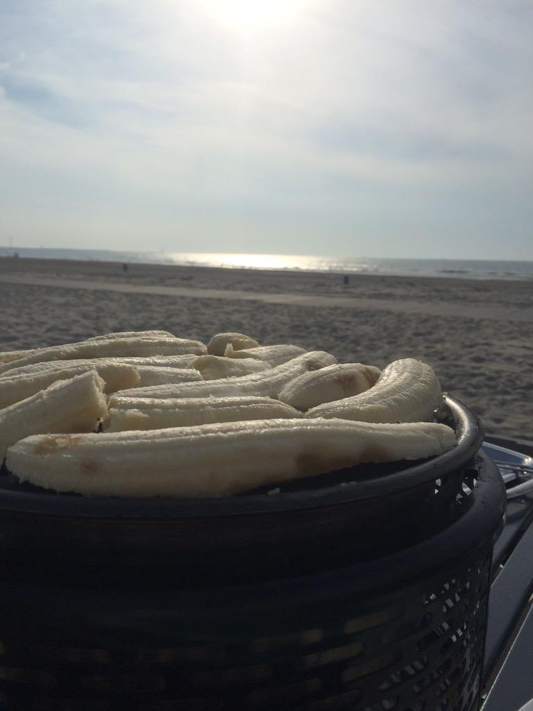 cdewaal_'s tweet photo. Ons favoriete toetje @strandhuis: gebakken 🍌 op de #Cobb http://t.co/M93RnL1tYV