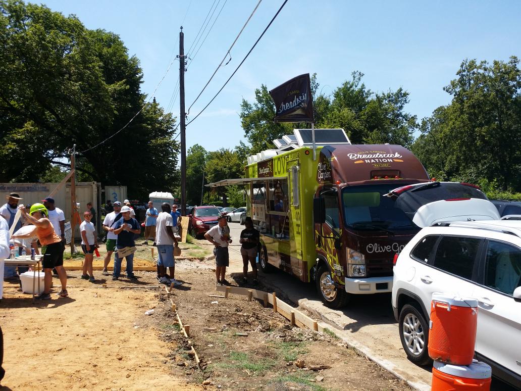 TheOrigDuke's tweet image. Thanks to #habitatforhumanity for the great work they're doing, and to Olive Garden! #BreadstickNation  #VVCCDallas