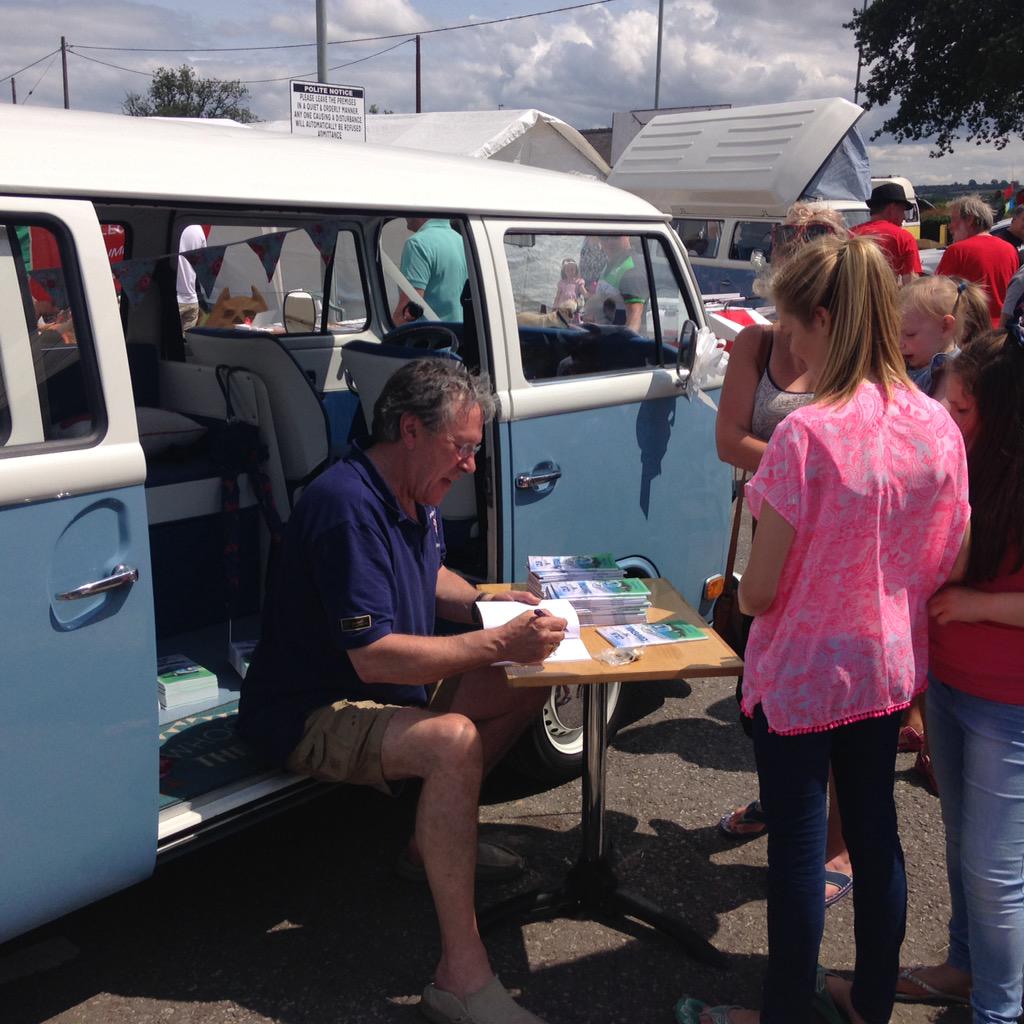 Dubdayz's tweet photo. Thanks to @timbentinck and Colin the camper @LittleBlueBay had a great time and thanks for coming down #vw http://t.co/UWCbpzgBho
