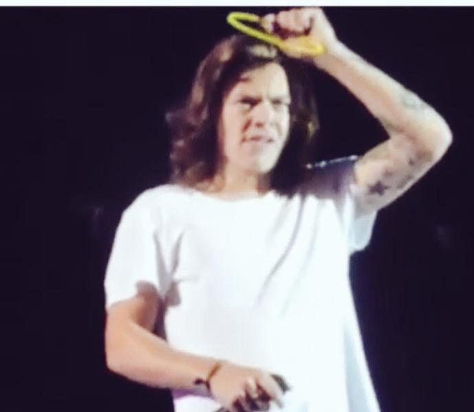 onedbaelove's tweet photo. When bae's holding his halo😅😍😘
#angelharry 
@Harry_Styles 😇😘😍 http://t.co/yRz4gQ8nc9