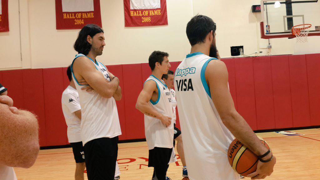 cabboficial's tweet photo. Primera práctica de la Selección en Houston y de @LScola4 con el plantel. Increíbles instalaciones de los Rockets. http://t.co/5kY5xEWwn5