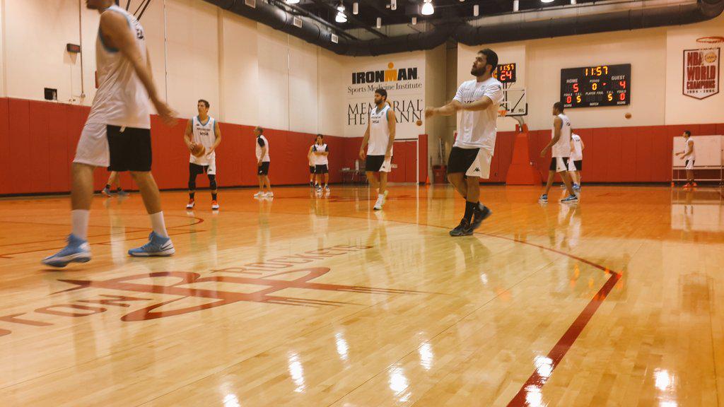 cabboficial's tweet photo. Primera práctica de la Selección en Houston y de @LScola4 con el plantel. Increíbles instalaciones de los Rockets. http://t.co/5kY5xEWwn5