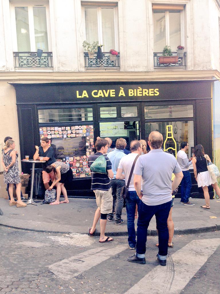 zeparisienne's tweet photo. Envie de bière et de frites ? C'est à #montmartre #ruedelaflandre Suivez les velos jaunes http://t.co/CS9TbXYnxo