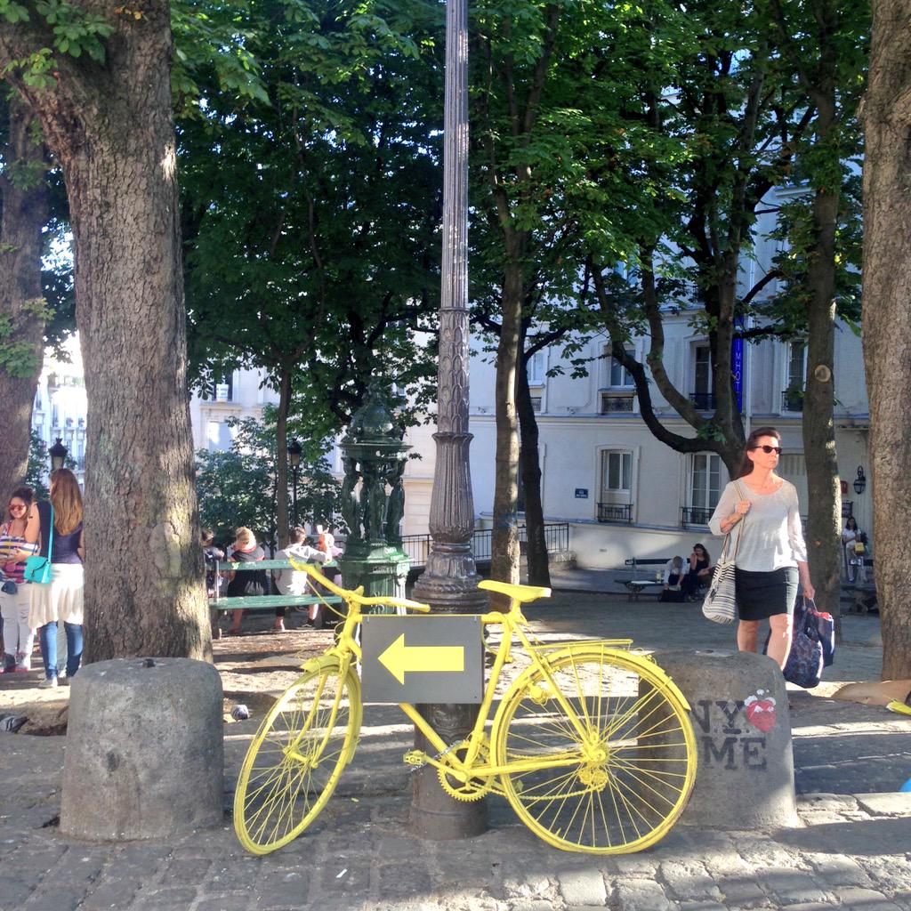 zeparisienne's tweet photo. Envie de bière et de frites ? C'est à #montmartre #ruedelaflandre Suivez les velos jaunes http://t.co/CS9TbXYnxo
