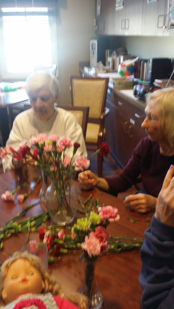SunolCreekLEC's tweet photo. Who said flower arrangements couldn't be fun ? #flowerArrangements #TheirWay #frontierculture #DiningCenterPieces http://t.co/OpSfGngEBu