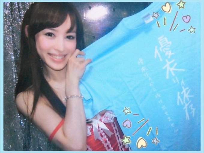 花弥リィ姐さんとチームショーのステージりはして帰宅なぅ＼(=&forall;=)／Zzz  明日の4回目にやります！ドキドキ。。  OPのとき『優衣リィ依存』Tシャツ着させちゃおーwうひひ http://t.co/