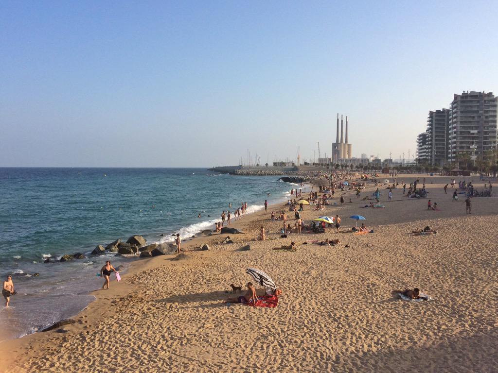 platgescat's tweet photo. Un vespre perfecte per gaudir de la brisa marina a la platja del Pont del Petroli a #Badalona http://t.co/WRaOfYvMoU http://t.co/MzgDBltmNb